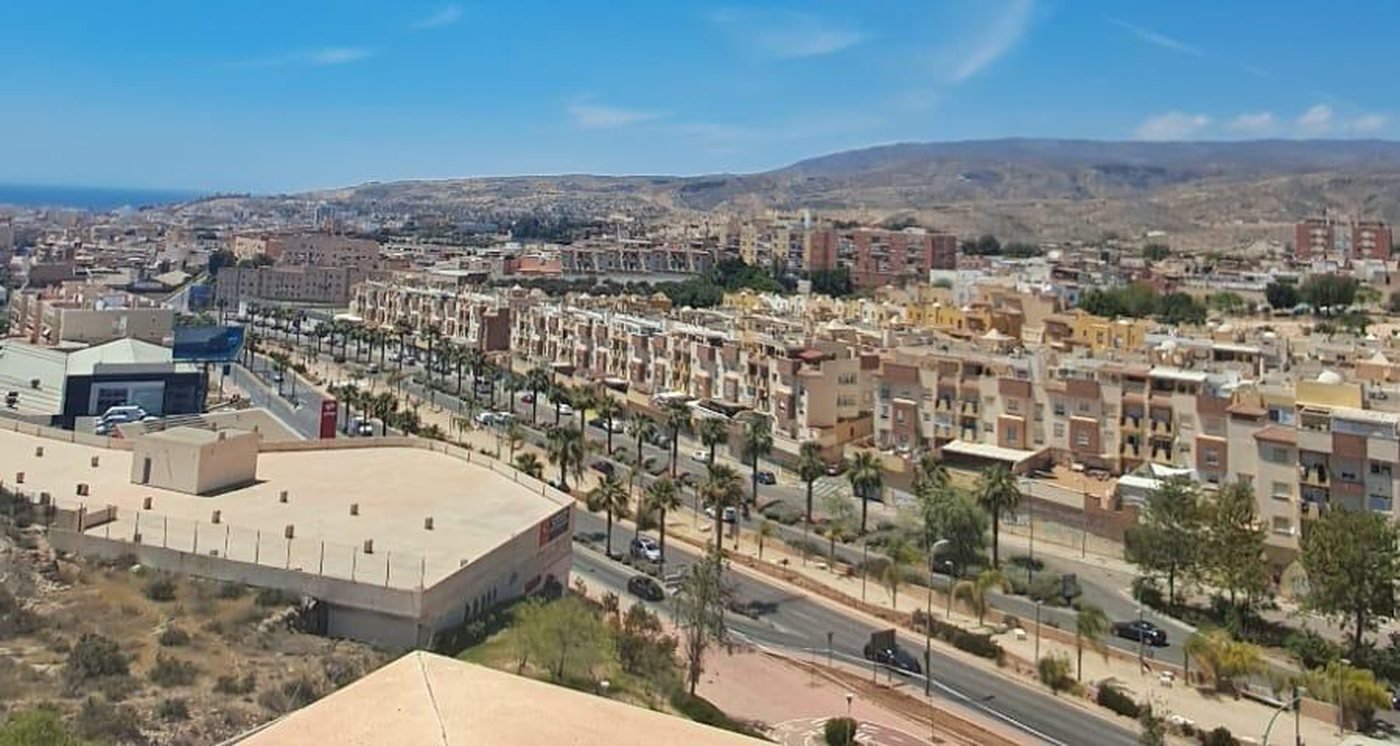 Vista de Almería desde el centro: la ciudad, la sierra y el mar al fondo