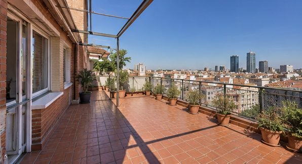 Ático a reformar con gran terraza en Chamartín