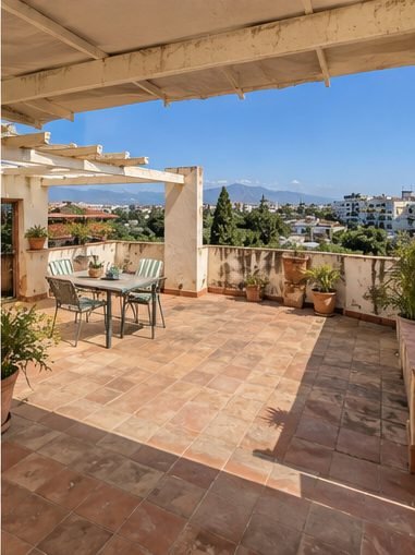 Ático a reformar con terraza en Guadalmina